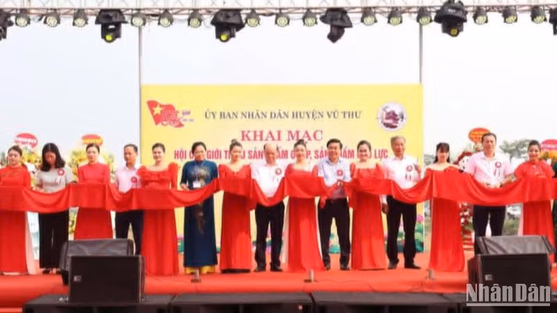 Các đại biểu thực hiện nghi thức khai trương Hội chợ OCOP tại Lễ hội chùa Keo Thái Bình năm 2024.