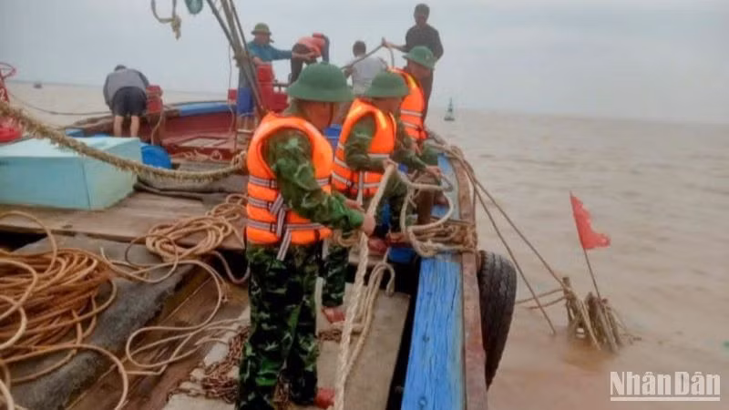 Cả ngày 29/10, việc trục vớt tàu cá bị chìm gặp nhiều khó khăn do diễn biến thời tiết bất lợi.
