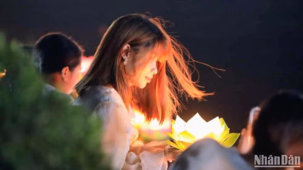 Thả hoa đăng trong đêm hội hoa đăng ở chùa Keo Thái Bình.