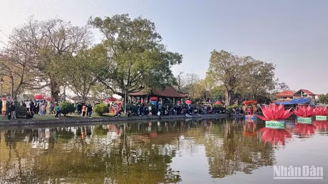 Lễ hội chùa Keo mùa Thu mỗi năm tổ chức lại có những nét mới, thu hút đông người dân và du khách tới chiêm bái, vãn cảnh. Lễ hội chùa Keo mùa Thu mỗi năm tổ chức lại có những nét mới, thu hút đông người dân và du khách tới chiêm bái, vãn cảnh.