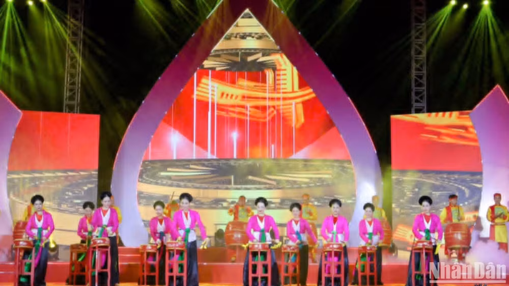 Màn trống hội trong đêm khai mạc Lễ hội chùa Keo mùa Thu.