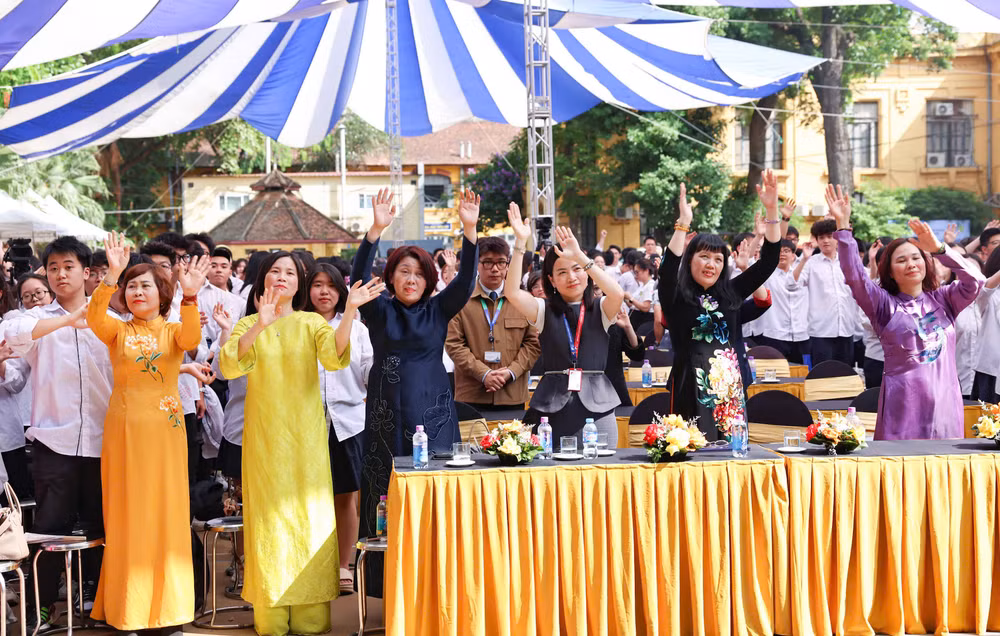 Thầy cô vẫy chào, chúc mừng những học sinh đã hoàn thành một năm học xuất sắc và tạm biệt để các học sinh thân yêu sẵn sàng bước tới một hành trình mới. Thầy cô vẫy chào, chúc mừng những học sinh đã hoàn thành một năm học xuất sắc và tạm biệt để các học sinh thân yêu sẵn sàng bước tới một hành trình mới.