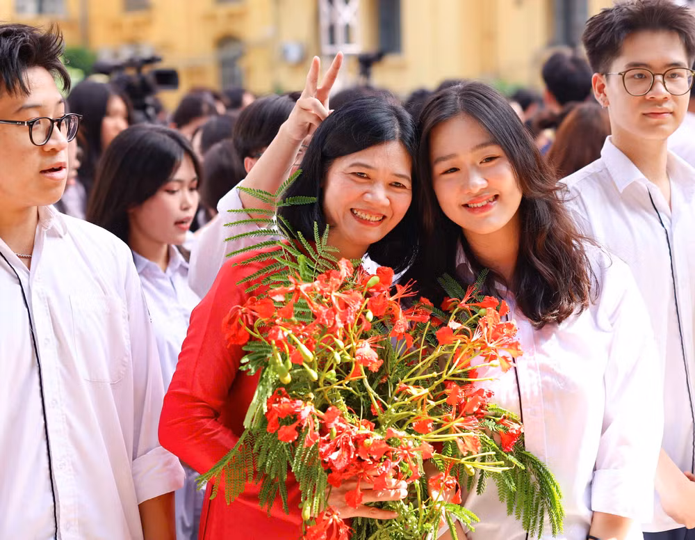 Cùng nhau lưu lại khoảnh khắc với hình ảnh thầy cô... Cùng nhau lưu lại khoảnh khắc với hình ảnh thầy cô...