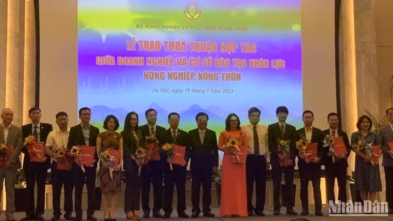 Lễ trao thỏa thuận hợp tác giữa doanh nghiệp và cơ sở đào tạo nhân lực nông nghiệp nông thôn. Lễ trao thỏa thuận hợp tác giữa doanh nghiệp và cơ sở đào tạo nhân lực nông nghiệp nông thôn.