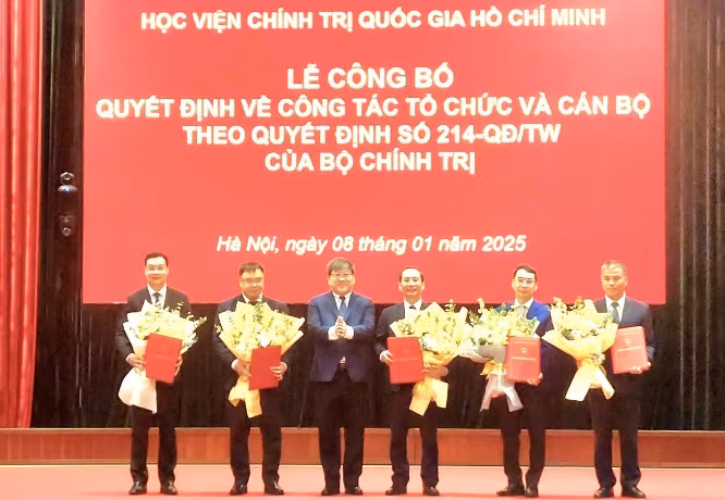 Đại diện Lãnh đạo Học viện Chính trị Quốc gia Hồ Chí Minh chúc mừng các cán bộ được bổ nhiệm.