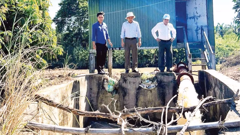 Công ty trách nhiệm hữu hạn một thành viên Quản lý công trình thủy lợi Đắk Lắk hỗ trợ máy bơm bơm nước chống hạn cho cây trồng trên địa bàn huyện Lắk.