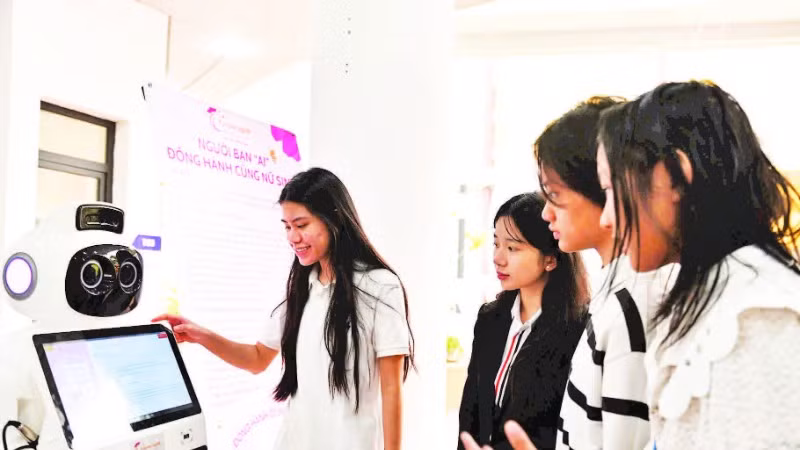 Em Võ Nguyễn Tường Minh (người đầu tiên từ trái sang) và nhóm nữ sinh thành viên Câu lạc bộ giới thiệu sản phẩm chatbot với các đại biểu Đại hội Cháu ngoan Bác Hồ thành phố Hà Nội lần thứ XV