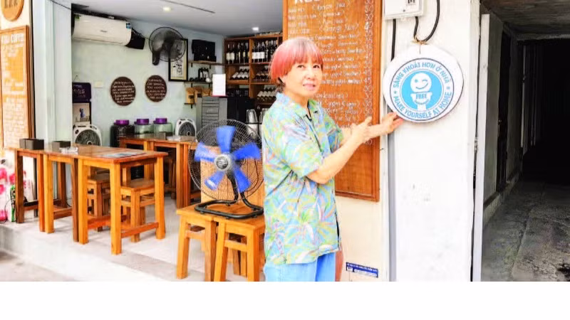 Quán cà-phê 111 phố Trúc Bạch của chị Đào Thị Nga là một trong những cửa hàng đầu tiên tham gia mô hình "Free Restroom"