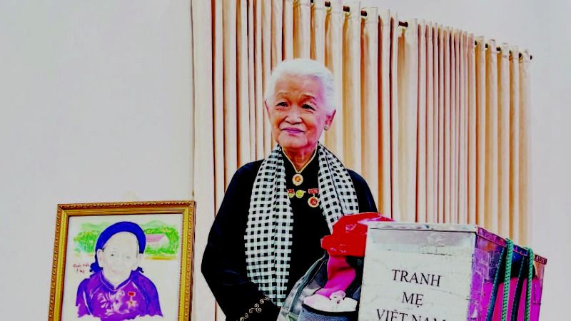 Họa sĩ Đặng Ái Việt vẫn miệt mài thực hiện dự án vẽ tranh Mẹ Việt Nam Anh hùng trên khắp mọi miền Tổ quốc.