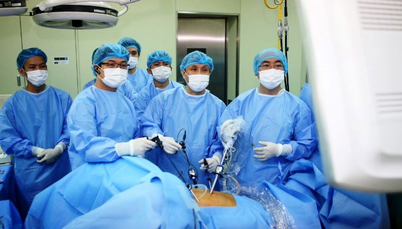 Kíp phẫu thuật Bệnh viện Trung ương Huế thực hiện phẫu thuật cắt trực tràng cho bệnh nhân ung thư. (Ảnh: BVH)
