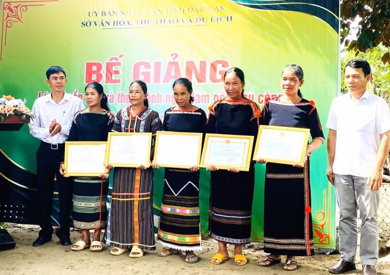 Ban Tổ chức lớp học tặng giấy khen cho các học viên xuất sắc.