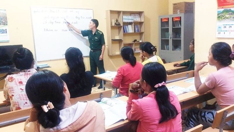 Đại úy Nguyễn Văn Luân, Đội trưởng Đội Vận động quần chúng (Đồn Biên phòng Ia Lốp) trong 1 tiết dạy môn Tiếng Việt cho người dân khu dân cư suối Khôn. 