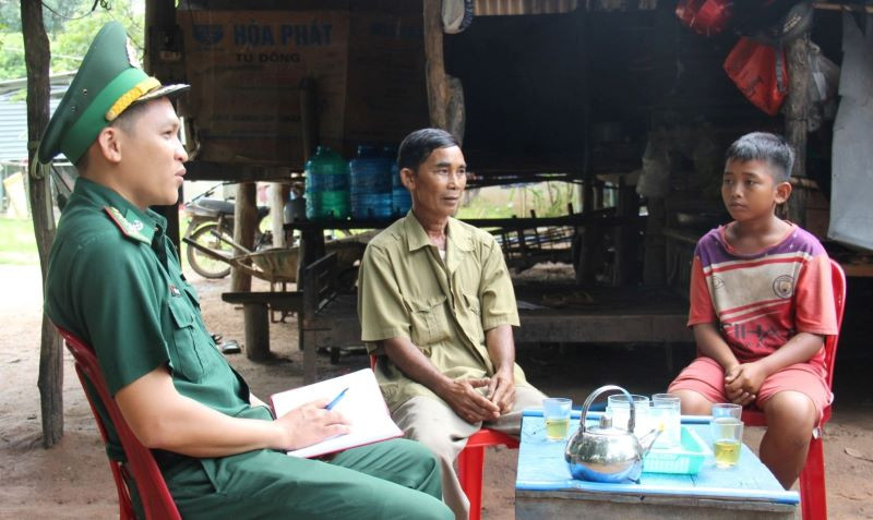 Bộ đội Biên phòng tỉnh Bình Phước nắm địa bàn, giúp nhân dân xóa đói giảm nghèo.