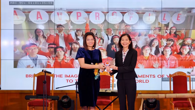 Điều phối viên thường trú của Liên hợp quốc tại Việt Nam, Đồng Chủ tịch Đối tác giảm nhẹ rủi ro thiên tai Pauline Tamesis chúc mừng Trưởng đại diện ActionAid quốc tế tại Việt Nam Hoàng Phương Thảo. (Ảnh: Ban tổ chức)