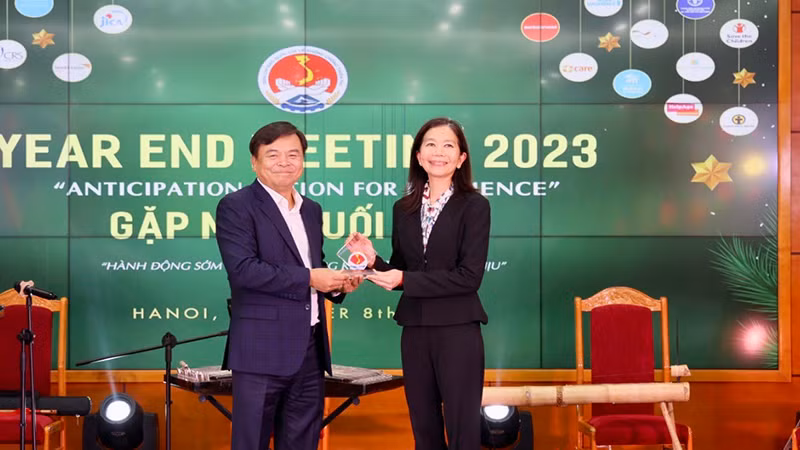 Thứ trưởng Nông nghiệp và Phát triển nông thôn Nguyễn Hoàng Hiệp chúc mừng Điều phối viên thường trú của Liên hợp quốc tại Việt Nam Pauline Tamesis đảm nhận vị trí Đồng Chủ tịch Đối tác giảm nhẹ rủi ro thiên tai. (Ảnh: Ban tổ chức) 