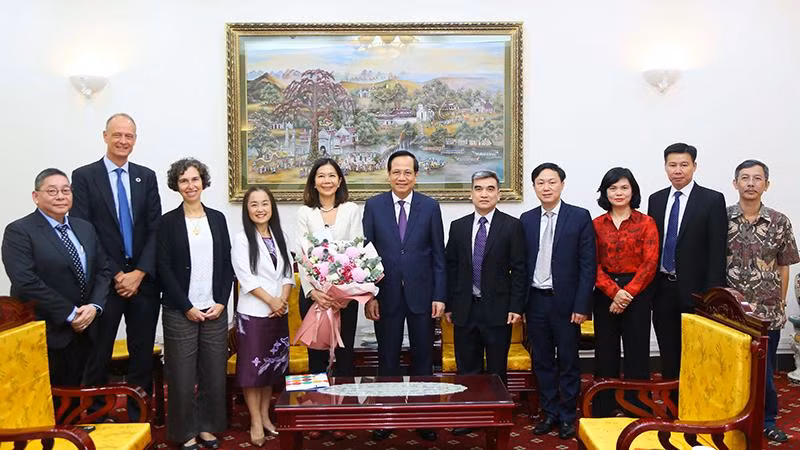 Bộ trưởng Đào Ngọc Dung tiếp Điều phối viên thường trú Liên hợp quốc tại Việt Nam Pauline Tamesis (Ảnh: Molisa).