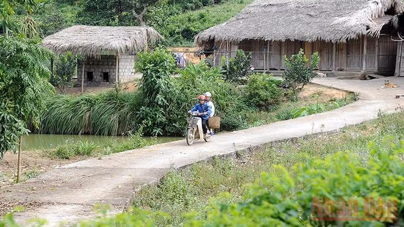 Bê-tông hóa đường liên thôn, liên xã ở Tuyên Quang. (Ảnh minh họa: TRẦN HẢI)