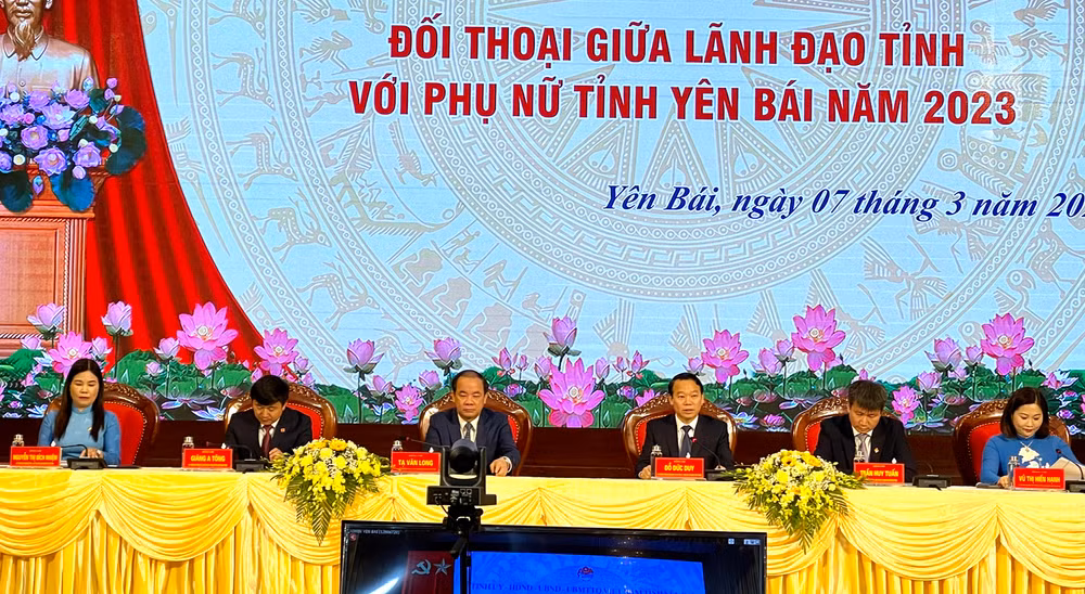 Lãnh đạo tỉnh Yên Bái đối thoại tại hội nghị.