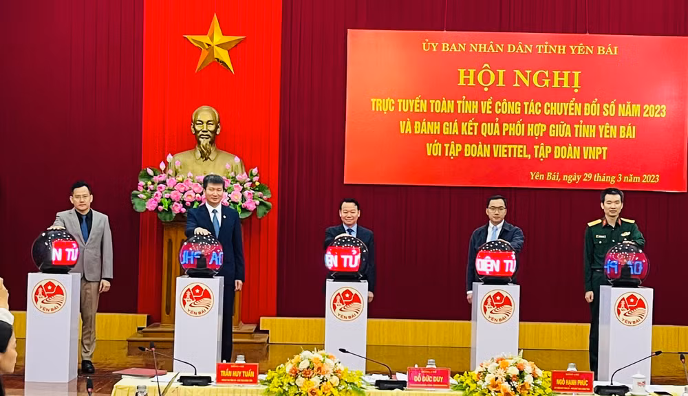 Các đại biểu khai trương Hệ thống giao ban đa phương tiện tỉnh.