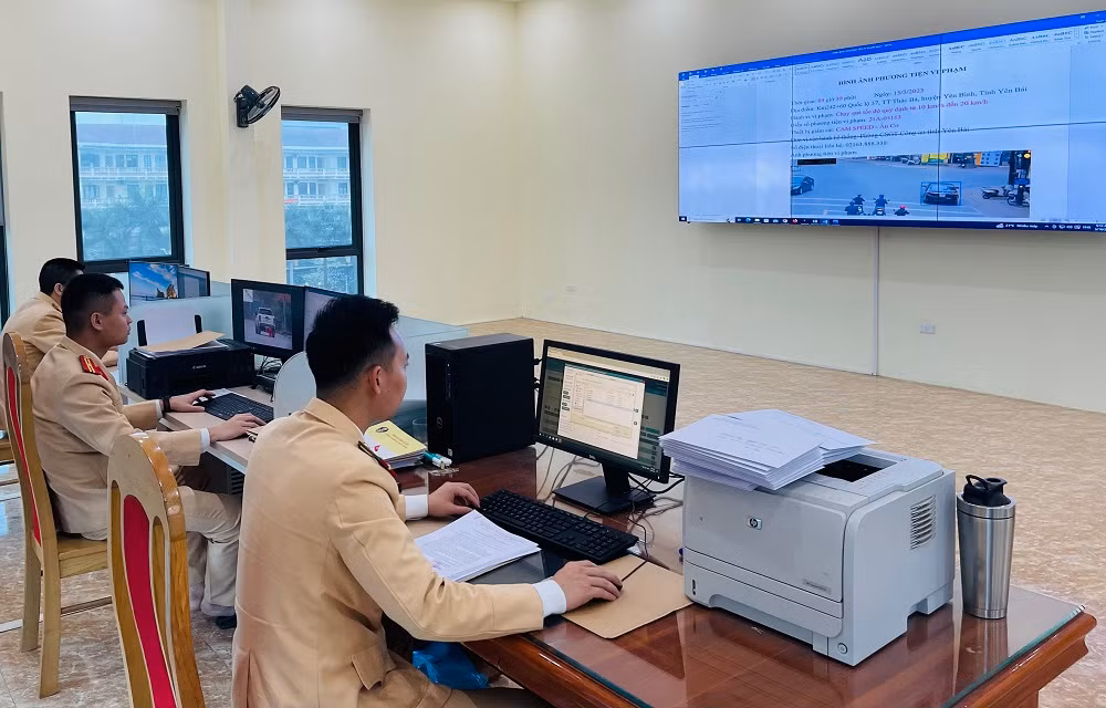Giám sát vi phạm hành chính qua camera tại Phòng cảnh sát giao thông tỉnh Yên Bái.