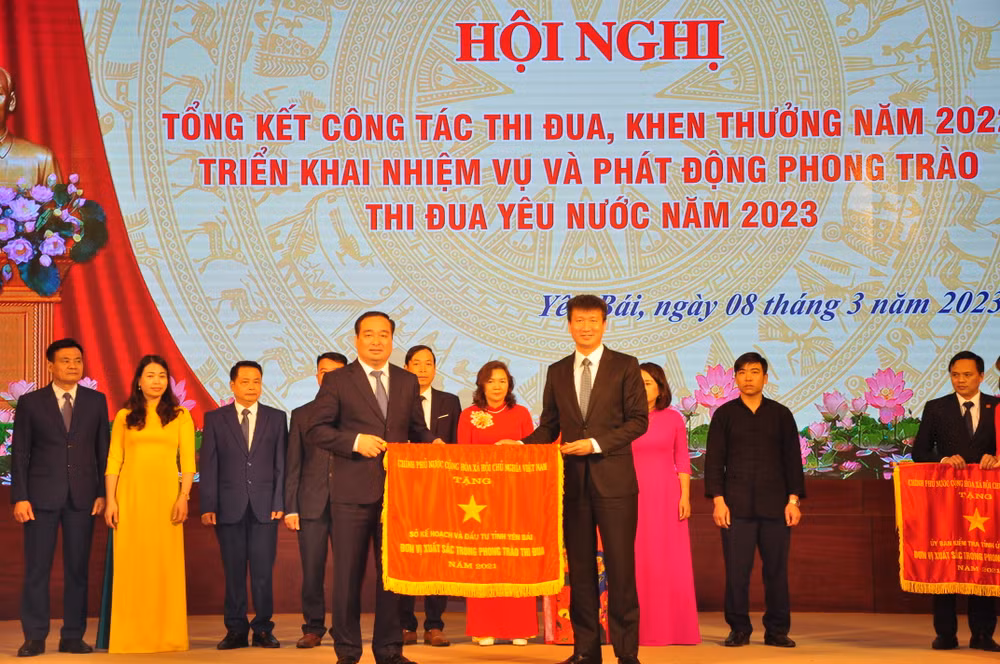 Thừa ủy quyền của Thủ tướng Chính phủ, đồng chí Trần Huy Tuấn, Phó Bí thư Tỉnh ủy, Chủ tịch Ủy ban nhân tỉnh, trao Cờ thi đua của Chính phủ cho các tập thể. 