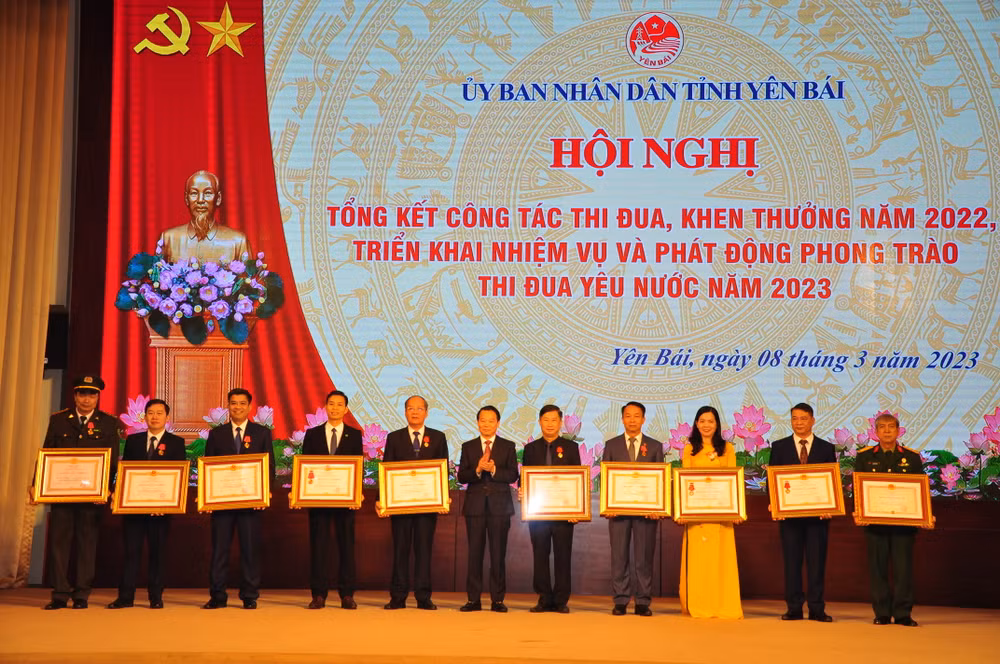 Thừa ủy quyền của Chủ tịch nước, đồng chí Đỗ Đức Duy, Ủy viên Trung ương Đảng, Bí thư Tỉnh ủy Yên Bái trao Huân chương Độc lập và Huân chương Lao động cho các tập thể và cá nhân.