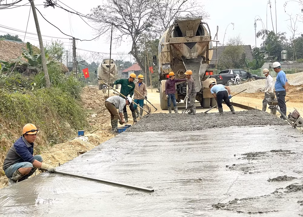 Thi công đường bê-tông trên tuyến Minh Tiến-An Phú.