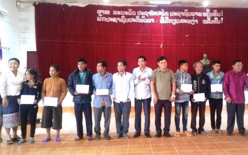 Trao quà cho các hộ nghèo và gia đình chính sách tỉnh Salavan (Lào).