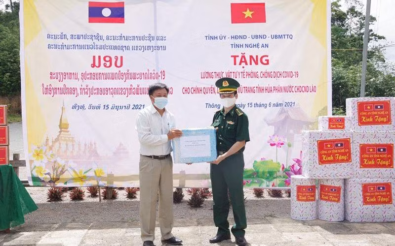 Bộ đội biên phòng Nghệ An tặng vật chất phòng, chống dịch Covid-19 cho cán bộ và nhân dân tỉnh Houaphanh (nước bạn Lào).