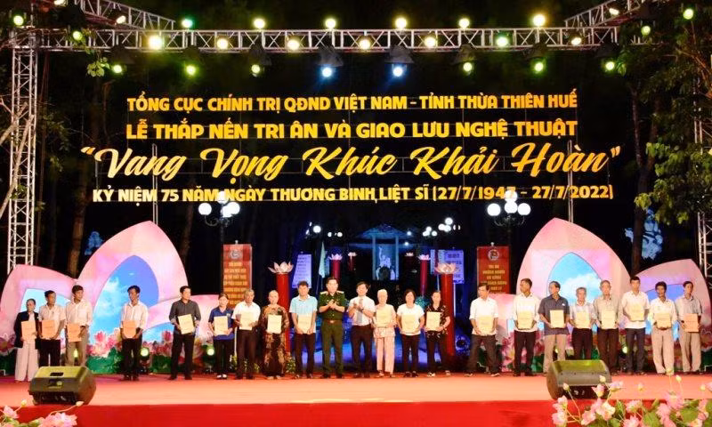 Tặng quà cho gia đình chính sách, học sinh vượt khó, học giỏi tiêu biểu và trao tặng “Ngôi nhà 100 đồng” tại chương trình “Vang vọng khúc khải hoàn”.