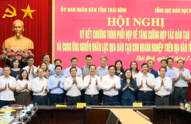 Quang cảnh buổi ký kết hợp tác đào tạo nguồn nhân lực cho doanh nghiệp tỉnh Thái Bình .