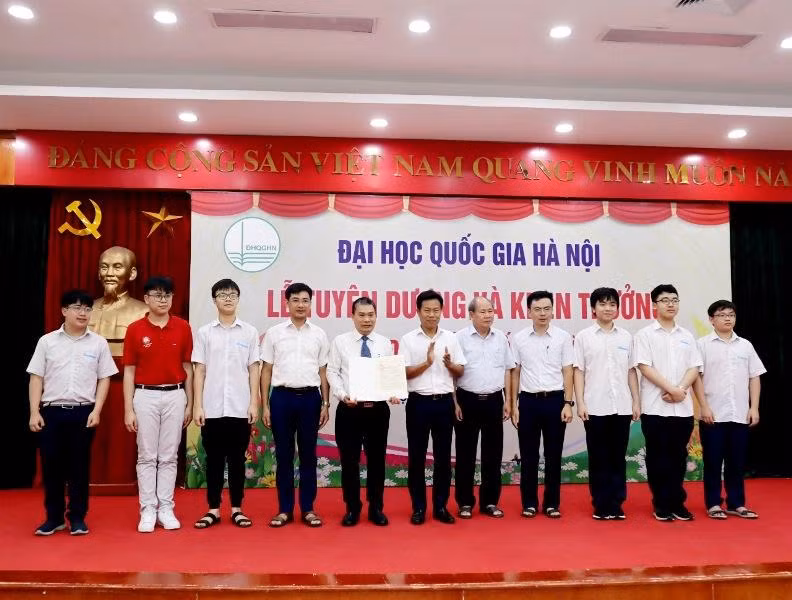 Lãnh đạo Đại học Quốc gia Hà Nội trao thư khen của Chủ tịch nước cho thầy, trò, Trường THPT chuyên Khoa học Tự nhiên.