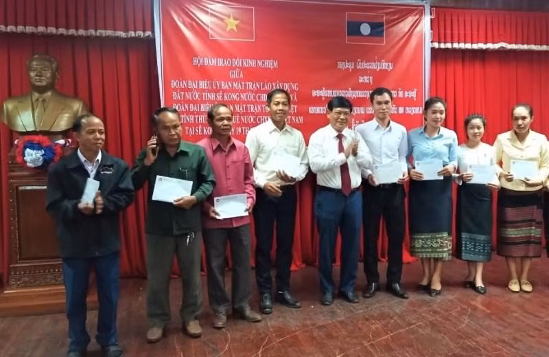 Mặt trận Tổ quốc Việt Nam tỉnh Thừa Thiên Huế trao quà cho các hộ nghèo và gia đình chính sách tỉnh Sekong (Lào).
