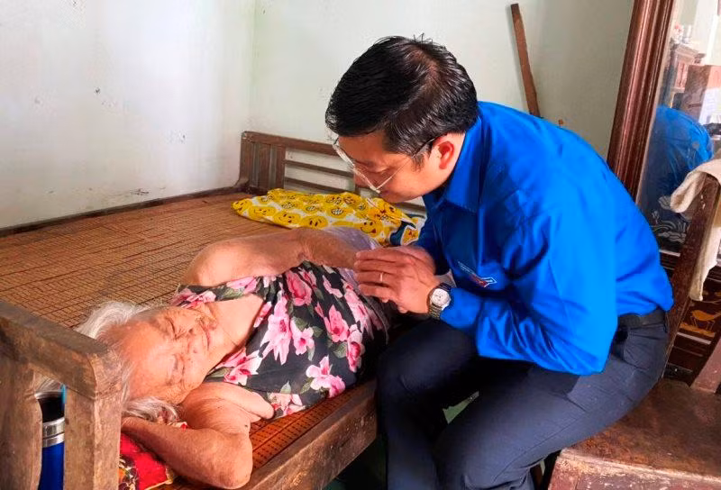 Bí thư Tỉnh đoàn Thừa Thiên Huế Nguyễn Thanh Hoài thăm, tặng quà Bà mẹ Việt Nam Anh hùng tại thị xã Hương Trà.