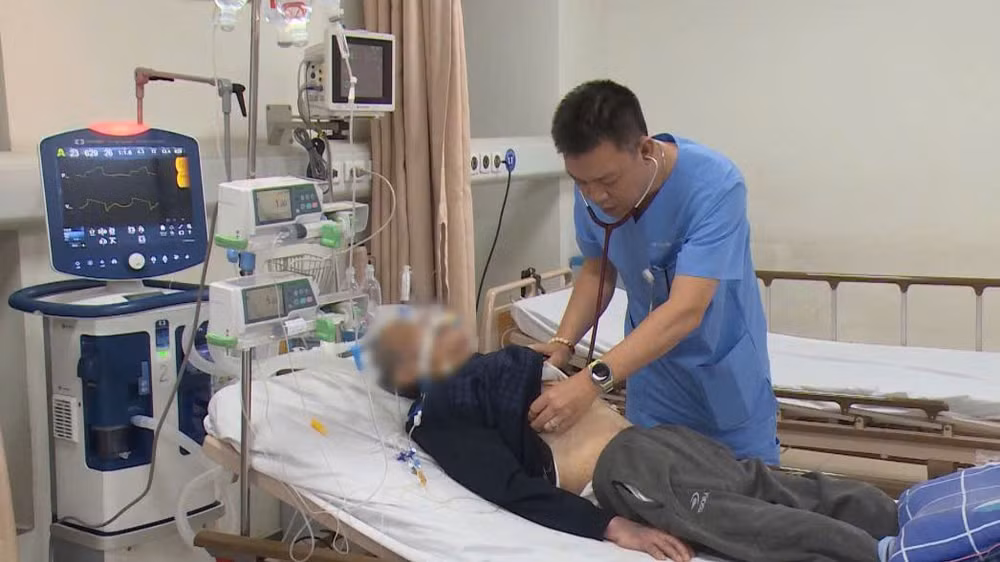 Bác sĩ Khoa Cấp cứu, Bệnh viện Hữu Nghị tiến hành khám, chữa cho bệnh nhân.