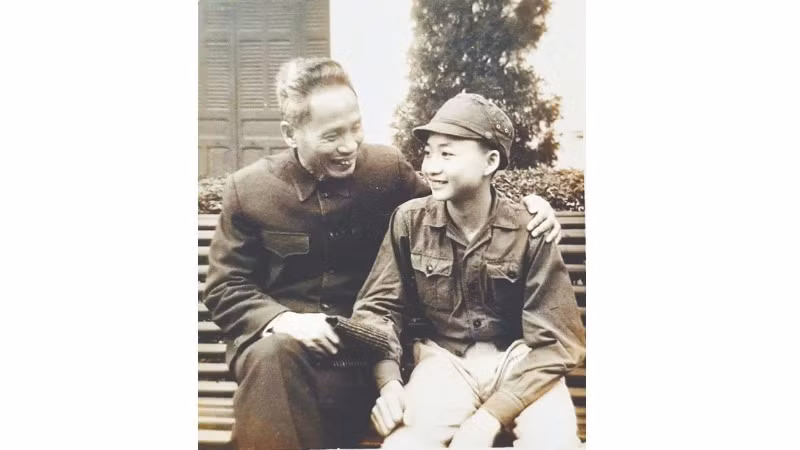 Thủ tướng Phạm Văn Đồng gặp con trai tại Phủ Chủ tịch khi Thiếu tướng Sơn Dương về thăm ba (lúc này đang là thiếu sinh quân ở Bắc Thái). Ảnh: NVCC