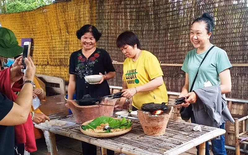 Du khách tham gia hoạt động trải nghiệm tại homestay "Về nhà".