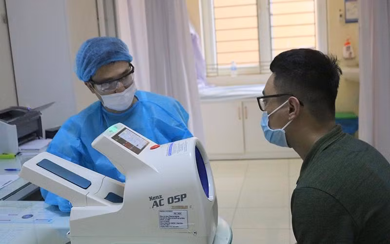 Người tham gia bảo hiểm y tế được bảo đảm quyền lợi khi đi khám, chữa bệnh. 