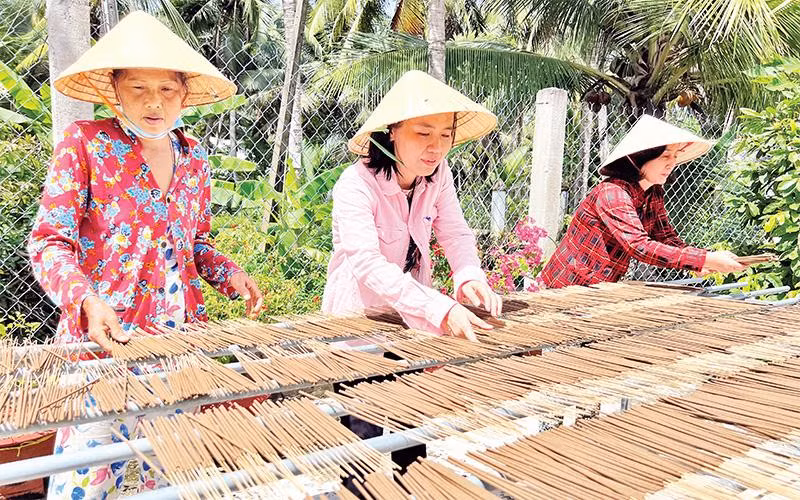 Mô hình khởi nghiệp của cô giáo Ngô Song Ðào giải quyết việc làm cho nhiều lao động nữ ở địa phương. 