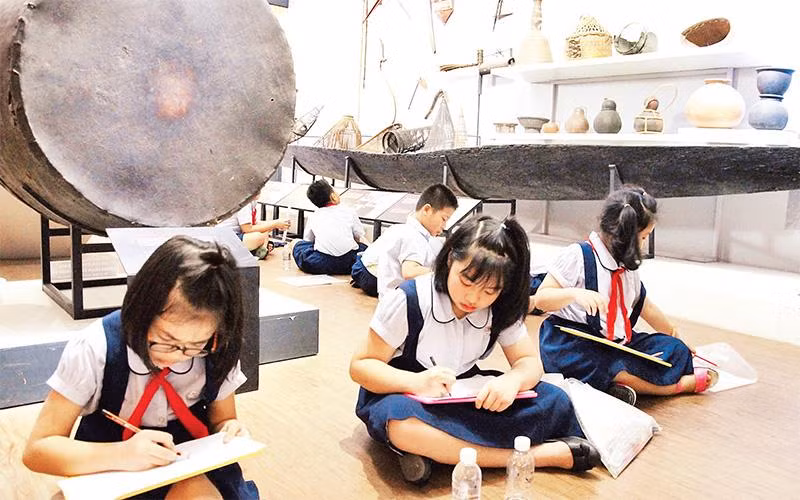 Giờ học ngoại khóa của học sinh Trường tiểu học Nguyễn Huệ, Quận 1 tại Bảo tàng Lịch sử Thành phố Hồ Chí Minh. (Ảnh An Hiếu) 