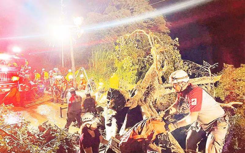 Lực lượng cứu hộ nỗ lực tìm kiếm các nạn nhân tại hiện trường vụ tai nạn. (Ảnh REUTERS) 