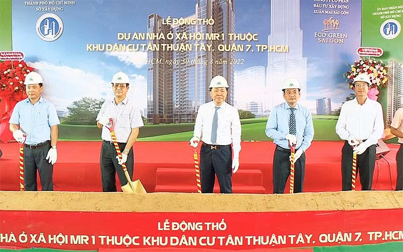Lãnh đạo Sở Xây dựng Thành phố Hồ Chí Minh cùng chủ đầu tư khởi công xây dựng dự án nhà ở xã hội MR1 thuộc khu dân cư Tân Thuận, quận 7. 