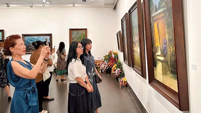 Khán giả tham quan triển lãm "Tình biên viễn" trong ngày khai mạc. 