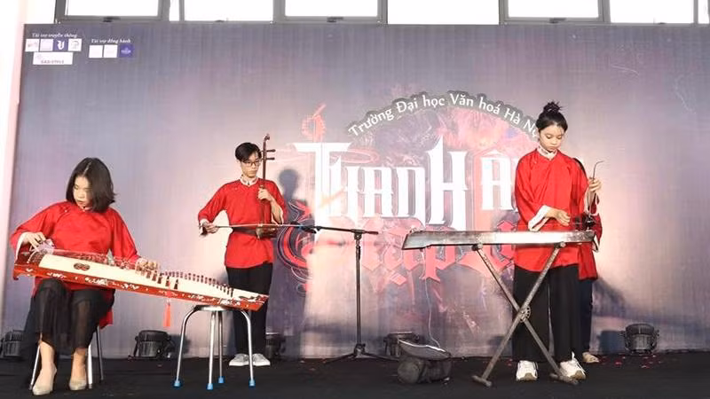 Câu lạc bộ Cầm Ca biểu diễn nhạc cụ truyền thống,