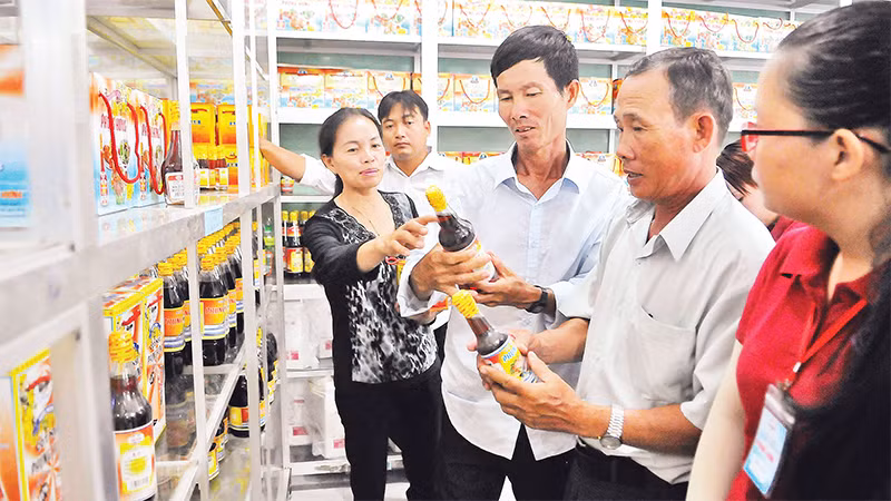 Du khách tham quan cơ sở sản xuất nước mắm Phụng Hưng, thành phố Phú Quốc. 