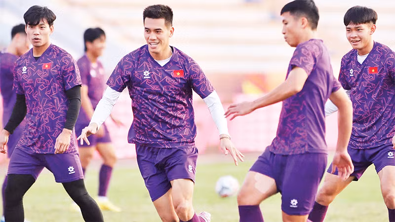 Ðội tuyển Việt Nam tập luyện trên sân Việt Trì chuẩn bị cho trận gặp Singapore. (Ảnh HÀ TÙNG) 
