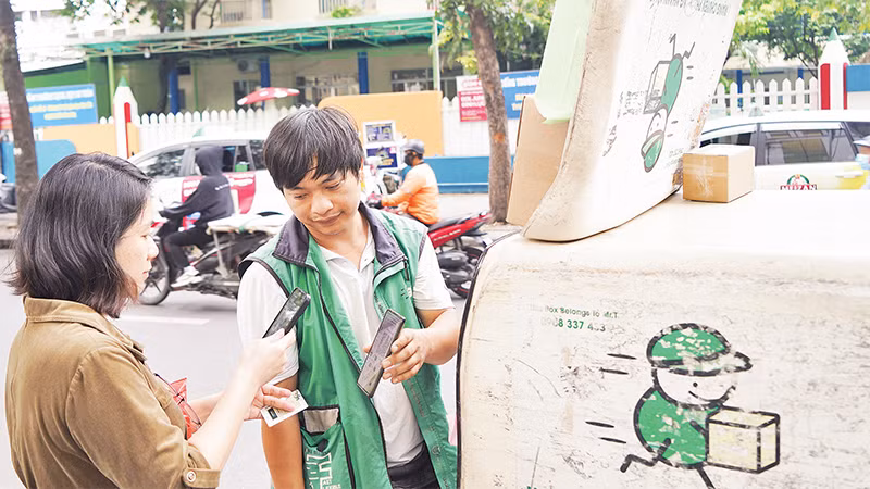 Giao dịch thương mại điện tử trên địa bàn Thành phố Hồ Chí Minh ngày càng sôi động. (Ảnh Thế Anh) 