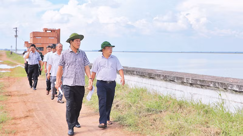 Lãnh đạo tỉnh Tây Ninh kiểm tra công tác quản lý, khai thác, vận hành công trình thủy lợi Dầu Tiếng-Phước Hòa. 