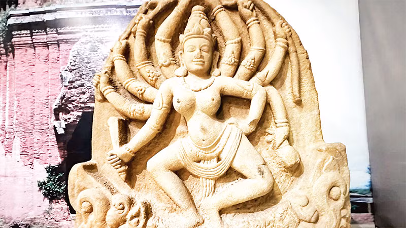 Phù điêu nữ thần Mahishasuramardini (niên đại thế kỷ XII) được Chính phủ công nhận bảo vật quốc gia năm 2015.