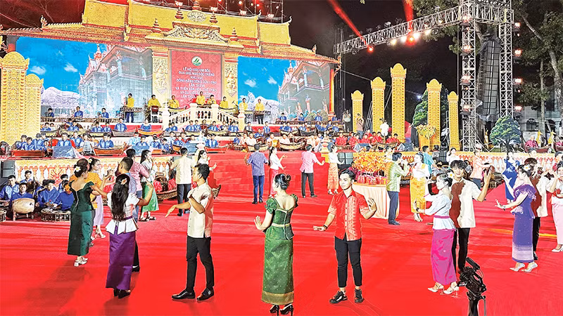 Ðồng bào Khmer Sóc Trăng vào ngày hội. (Ảnh NGUYỄN PHONG) 